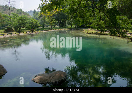 Hot Springs-Quelle in einem Spa in Nord-Thailand, Südost-Asien, in der Nähe von Chiang Rai, Dschungellandschaft, schwefelhaltigen Thermalwasser. Stockfoto