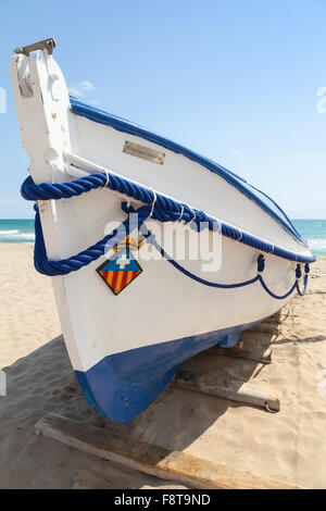 Calafell, Spanien - 20. August 2014: Weiße Holz Angelboot/Fischerboot liegt am Sandstrand, Mittelmeerküste, Spanien Stockfoto