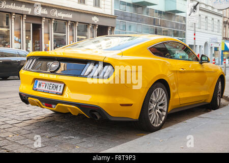 Wien, Österreich - 4. November 2015: Gelb Ford Mustang 2015 Auto steht auf der Stadtansicht Straße, hinten Stockfoto