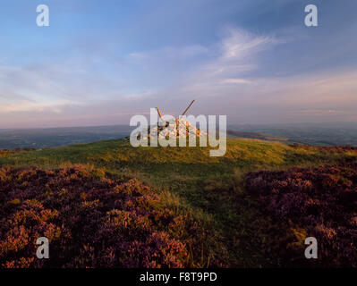 Ein moderner Marker Cairn auf die Überreste eines prähistorischen Grabhügel auf dem Gipfel am Ostende des Foel Fenlli Burgberg, Denbighshire gebaut. Stockfoto