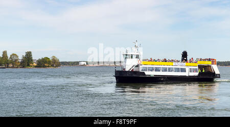 Helsinki, Finnland - 13. Juni 2015: Passagier-Fähre MS Tor betritt den Hafen von Helsinki mit Passagieren auf einem Brett Stockfoto