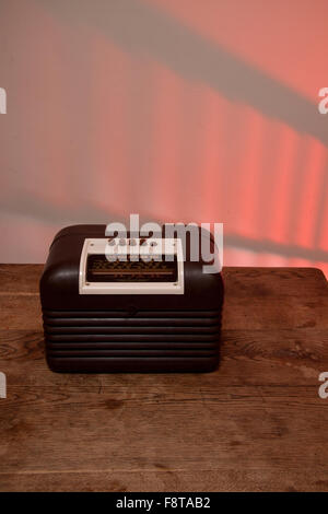 Das warme Licht des einen Vintage Bush DAC10 Röhrenradio Stockfoto