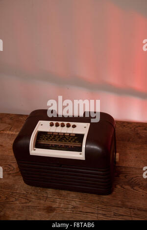 Das warme Licht des einen Vintage Bush DAC10 Röhrenradio Stockfoto