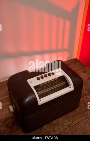 Das warme Licht des einen Vintage Bush DAC10 Röhrenradio Stockfoto