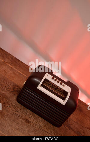 Das warme Licht des einen Vintage Bush DAC10 Röhrenradio Stockfoto