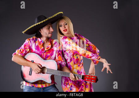 Spanische paar Gitarre spielen und tanzen Stockfoto