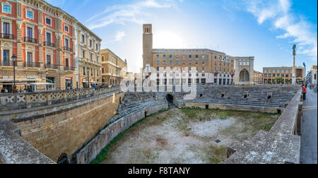 Street View von Roman Amphiteatre in Sant Oronzo Platz in Lecce, Italien. Stockfoto