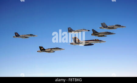 Zugewiesen, Carrier Air Wing (CVW) 2 Flugzeug neben der peruanischen Luftwaffe MIG-29 und Mirage 2000 Flugzeuge Stockfoto