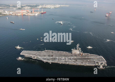 Matrosen buchstabieren Hajimemashite, schön, Sie auf dem Flugdeck des Flugzeugträgers USS Ronald Reagan (CVN-76) zu treffen, als das Schiff bei Commander, Flotte Aktivitäten Yokosuka, Japan ankommt Stockfoto