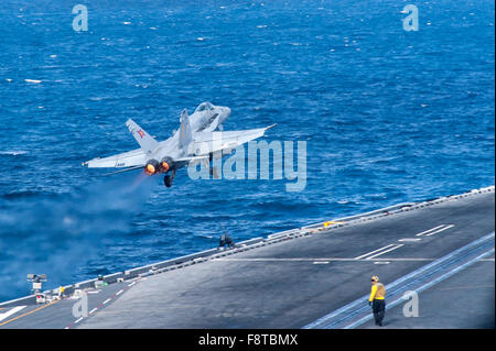 Eine F/A - 18C Hornet zugeordnet, die Randalierer des Strike Fighter Squadron (VFA) 83 Starts aus dem Flugdeck des Flugzeugträgers USS Harry S. Truman Stockfoto