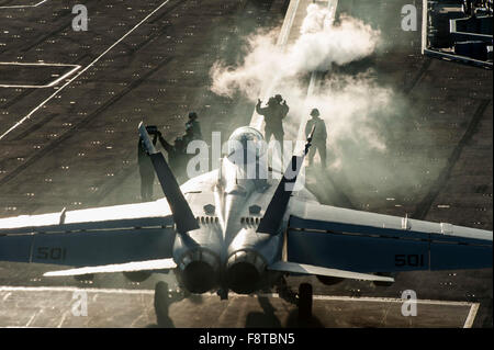 Segler direkt eine EA - 18G Growler, die "Patrioten" von Electronic Attack Squadron (VAQ) 140, auf dem Flugdeck des Flugzeugträgers USS Harry S. Truman (CVN-75) zugeordnet. Stockfoto