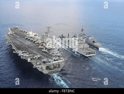 Der Flugzeugträger USS Theodore Roosevelt (CVN-71) und japanische Maritime Self-Defense Force Akizuki-Klasse Zerstörer JS Fuyuzuki (DD-118) Segeln entlang der indischen Deepak-Klasse Flotte Tanker INS Shakti (A 57) während ein Nachschub-at-Sea-Übung Stockfoto