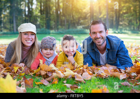 Porträt einer Familie liegend Stockfoto