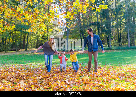 Familie Wandern im park Stockfoto