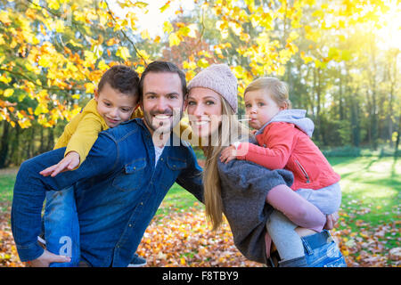 Porträt einer Familie im park Stockfoto
