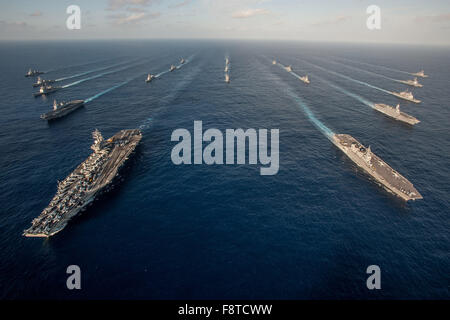 Ronald Reagan Carrier Strike Group im Gange in Formation mit Japan Maritime Self-Defense Force Schiffe Stockfoto