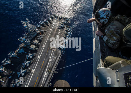 Segler, Explosive Ordnance Entsorgung Mobile Einheit (EODMU) 5 zugewiesen führen eine spezielle Streife Einfügung/Extraktion Übung an Bord des Flugzeugträgers USS Ronald Reagan Stockfoto