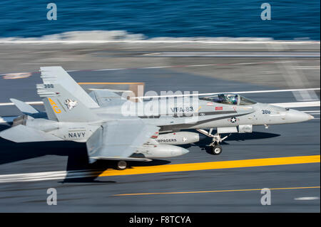 F/A - 18C Hornet, zugewiesen, die "Randalierer" des Strike Fighter Squadron (VFA) 83, landet auf dem Flugdeck des Flugzeugträgers USS Harry S. Truman Stockfoto