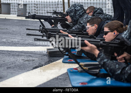 Segler teilnehmen, in einer M16-live-Feuer-Übung auf dem Flugdeck der vorwärts bereitgestellt Arleigh Burke-Klasse Lenkwaffenzerstörer USS Stethem (DDG-63) Stockfoto