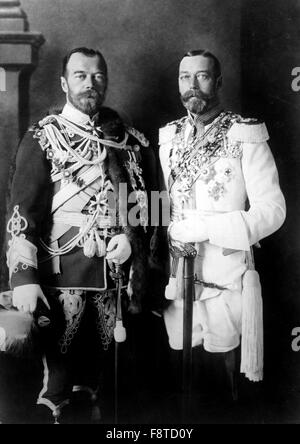 Tsar Nicholas II. von Russland mit seinem körperlich ähnlich Cousin, König George V des Vereinigten Königreichs (rechts), im deutschen Militär Uniformen in Berlin vor dem Krieg Stockfoto