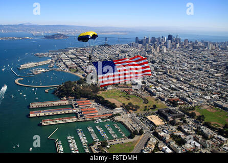 US Navy Fallschirm-Team, die Frösche springen, fliegt die amerikanische Flagge bei einer Fallschirmspringen-Demonstration auf der San Francisco Flotte Woche Air Show. Kalifornien, USA Stockfoto