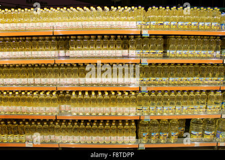 Flaschen mit Sonnenblumenöl gemacht durch ukrainische landwirtschaftliche Unternehmen auf dem Regal Shop Stockfoto