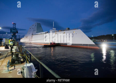 Die Zumwalt-Klasse geführte Flugkörper Zerstörer USS Zumwalt ist aus Trockendock der Werft General Dynamics Bath Iron Works in Bath, Maine 28. Oktober 2013 schwebte. Das Schiff, das erste von drei Zerstörer der Zumwalt-Klasse ist die neueste Generation der Schiffstechnik. Stockfoto