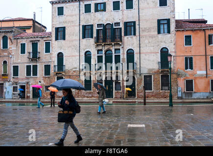 Campo San Barnaba, Venedig, Italien. Sechs Sonnenschirme an einem regnerischen Tag Stockfoto