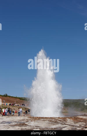 Geysir Strokkur gegen blauen Sommerhimmel, ausbrechenden Heißwasser und Dampf Sequenz 3/7. Island Stockfoto