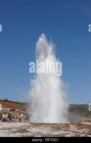 Geysir Strokkur gegen blauen Sommerhimmel, ausbrechenden Heißwasser und Dampf Sequenz 4/7. Island Stockfoto