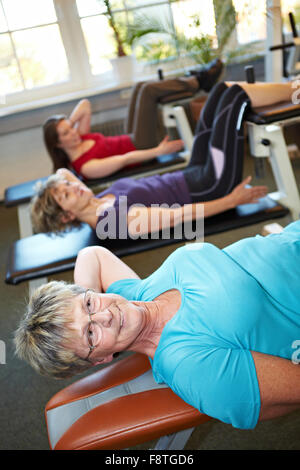 Manche Frauen tun knirscht in ein Fitness-Studio Stockfoto