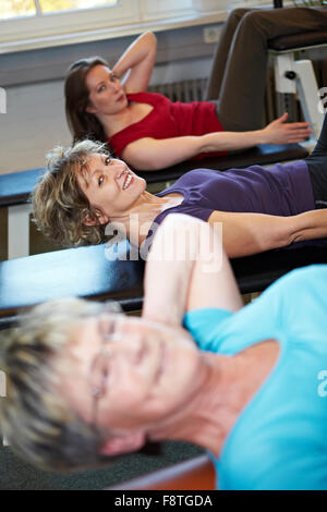 Manche Frauen tun knirscht in ein Fitness-Studio Stockfoto