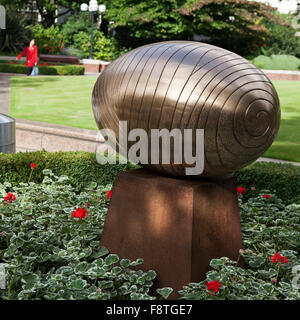 LONDON, UK - 12 August 2015Westferry Circus Garten mit Sasso Cosmico Skulptur von Vassilakis-Kӧnig, Canary Wharf, London, DEU Stockfoto
