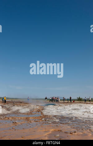 Geysir Strokkur gegen blauen Sommerhimmel, ausbrechenden Heißwasser und Dampf Sequenz 1/13. Island Stockfoto