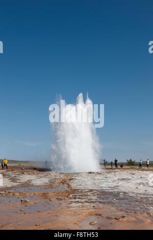 Geysir Strokkur gegen blauen Sommerhimmel, ausbrechenden Heißwasser und Dampf Sequenz 7/13. Island Stockfoto