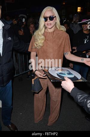New York, NY, USA. 10. Dezember 2015. Lady Gaga unterwegs für Promi-Schnappschüsse - THU, New York, NY 10. Dezember 2015. Bildnachweis: Derek Sturm/Everett Collection/Alamy Live-Nachrichten Stockfoto