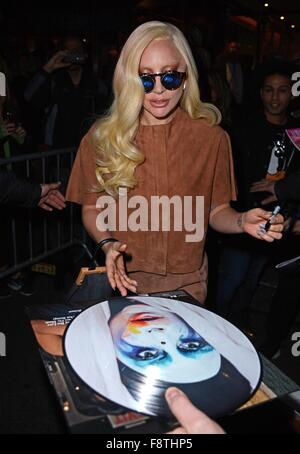 New York, NY, USA. 10. Dezember 2015. Lady Gaga unterwegs für Promi-Schnappschüsse - THU, New York, NY 10. Dezember 2015. Bildnachweis: Derek Sturm/Everett Collection/Alamy Live-Nachrichten Stockfoto
