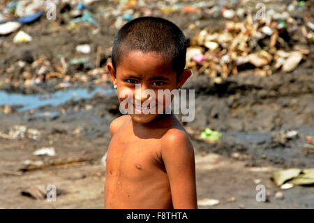 Dhaka, Bangladesch. 11. Dezember 2015. Ein Bangladeshi Kind Abfall Picker nimmt die nicht biologisch abbaubare Abfälle für die Recyclingindustrie in Abfall Dump Hof in Savar in der Nähe von Dhaka verwendet werden. Bangladesch. Am 11. Dezember 2015 Menschen waste Pickers wählen Sie nicht biologisch abbaubare Abfälle verwendet werden, für die Recyclingindustrie in Abfall Dump Hof in Savar in der Nähe von Dhaka. Bangladesch. Am 11. Dezember 2015-Credit: Mamunur Rashid/Alamy Live-Nachrichten Stockfoto