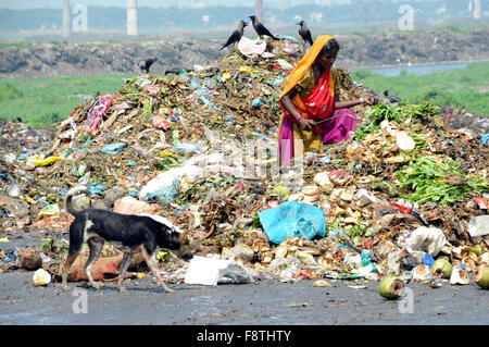 Dhaka, Bangladesch. 11. Dezember 2015. Ein Bangladeshi weibliche Abfall Picker nimmt die nicht biologisch abbaubare Abfälle für die Recyclingindustrie in Abfall Dump Hof in Savar in der Nähe von Dhaka verwendet werden. Bangladesch. Am 11. Dezember 2015 Menschen waste Pickers wählen Sie nicht biologisch abbaubare Abfälle verwendet werden, für die Recyclingindustrie in Abfall Dump Hof in Savar in der Nähe von Dhaka. Bangladesch. Am 11. Dezember 2015-Credit: Mamunur Rashid/Alamy Live-Nachrichten Stockfoto