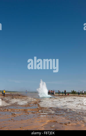 Geysir Strokkur gegen blauen Sommerhimmel, ausbrechenden Heißwasser und Dampf Sequenz 4/13. Island Stockfoto