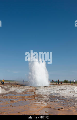 Geysir Strokkur gegen blauen Sommerhimmel, ausbrechenden Heißwasser und Dampf Sequenz 6/13. Island Stockfoto