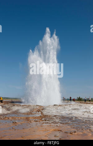 Geysir Strokkur gegen blauen Sommerhimmel, ausbrechenden Heißwasser und Dampf Sequenz 10/13. Island Stockfoto