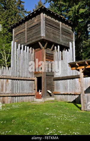 WASHINGTON - traditionelle Blockhaus und der äußeren Palisaden Wand Fort Nisqually Historic Site, ein lebendiges Geschichtsmuseum. Stockfoto