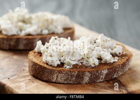 Roggenbrot mit Knoblauch und Ricotta-Käse gerieben Stockfoto