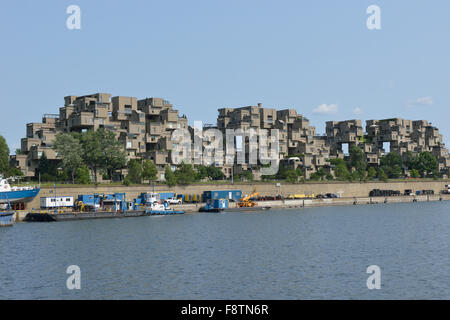 Habitat 67 aus dem Hafen von Montreal. Stockfoto