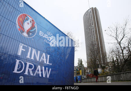 Paris, Frankreich. 11. Dezember 2015. Ein Banner der "UEFA EURO2016 Frankreich - FINAL DRAW" lautet deckt ein Bauzaun vor der Congress Center in Paris, Frankreich, 11. Dezember 2015. Das Palais des Congrès Paris Gastgeber der EURO 2016 Finale Auslosung, um Gruppen für das Turnier am 12. Dezember zu etablieren. Zum ersten werden Zeit 24 Mannschaften am Turnier teilzunehmen. Foto: Christian Charisius/Dpa/Alamy Live News Stockfoto