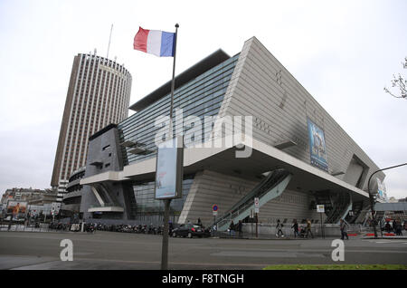 Paris, Frankreich. 11. Dezember 2015. Die französische Flagge fliegt auf einem Mast vor dem Congress-Center in Paris, Frankreich, 11. Dezember 2015. Das Palais des Congrès Paris Gastgeber der EURO 2016 Finale Auslosung, um Gruppen für das Turnier am 12. Dezember zu etablieren. Zum ersten werden Zeit 24 Mannschaften am Turnier teilzunehmen. Foto: Christian Charisius/Dpa/Alamy Live News Stockfoto