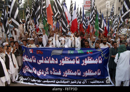 Aktivisten der verschiedenen politischen Parteien protestieren gegen angeblich bei Kommunalwahlen 2015, während der Demonstration in Karachi Presseclub am Freitag, 11. Dezember 2015 rigging. Stockfoto