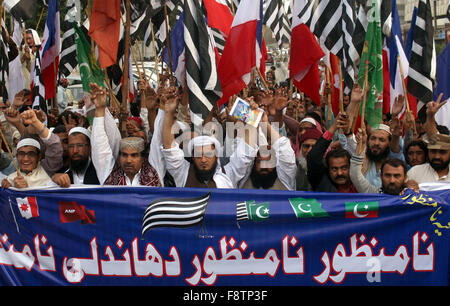 Aktivisten der verschiedenen politischen Parteien protestieren gegen angeblich bei Kommunalwahlen 2015, während der Demonstration in Karachi Presseclub am Freitag, 11. Dezember 2015 rigging. Stockfoto