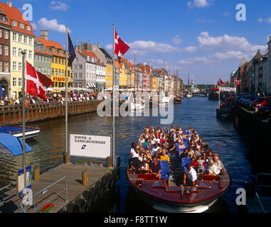 Touristen auf Vergnügen Boot, Nyhavn, Kopenhagen, Dänemark Stockfoto